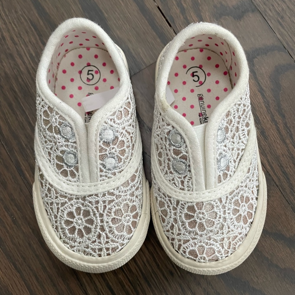 Ivory slip-on sneaker w/ lace & metallic accents -OshKosh B’Gosh Size 5 Toddler